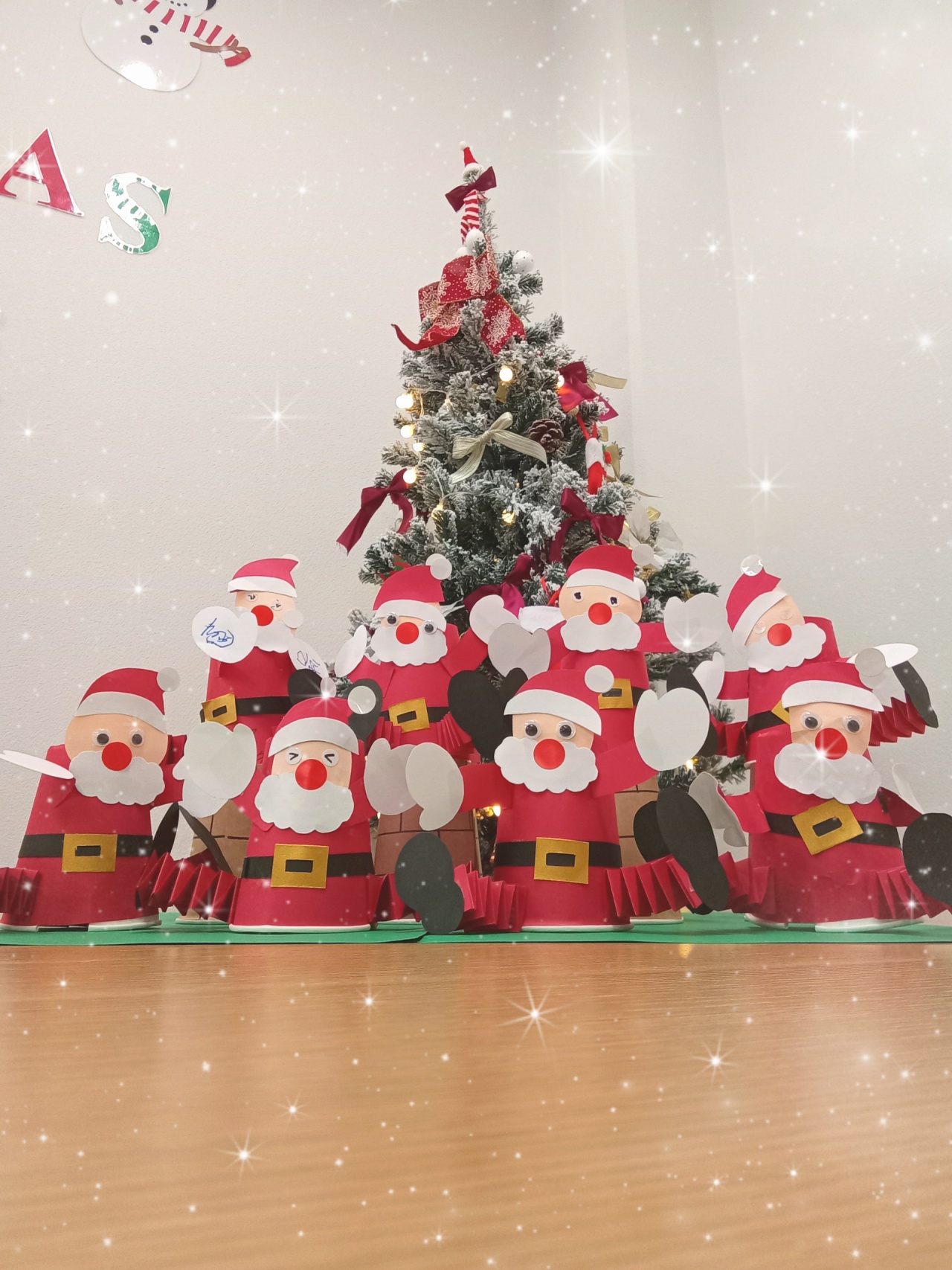 煙突から顔をのぞかせるサンタクロース　サンタ　クリスマス　ディスプレイ 煙突から顔をのぞかせるサンタクロース サンタ クリスマス